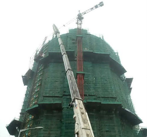 湟中吊车在工地上作业